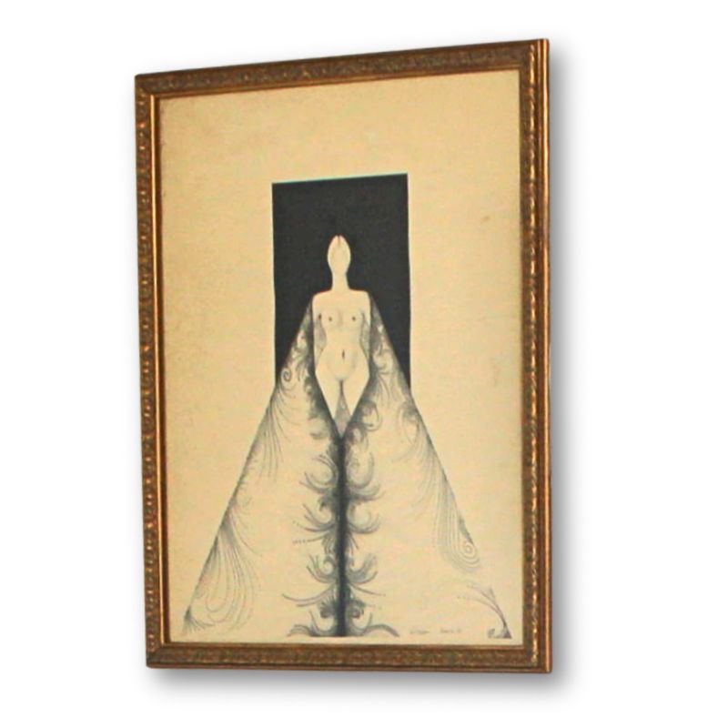 Una pintura enmarcada con un marco dorado ornamentado, mostrando una figura femenina estilizada y desnuda en el centro, sobre un fondo negro vertical. La figura se encuentra cubierta parcialmente por una capa o velo que cae simétricamente a ambos lados, con intrincados patrones de líneas finas y curvas en tonos grises o azul oscuro.